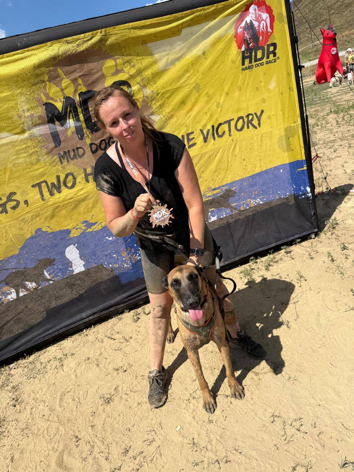 Mud Dog Race résztvevők kutyáikkal